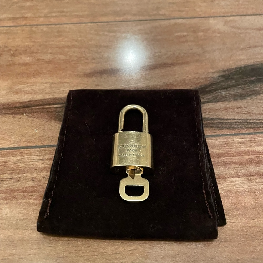 🖤🖤LV GOLD Lock & Key🖤🖤 - Picture 4 of 4